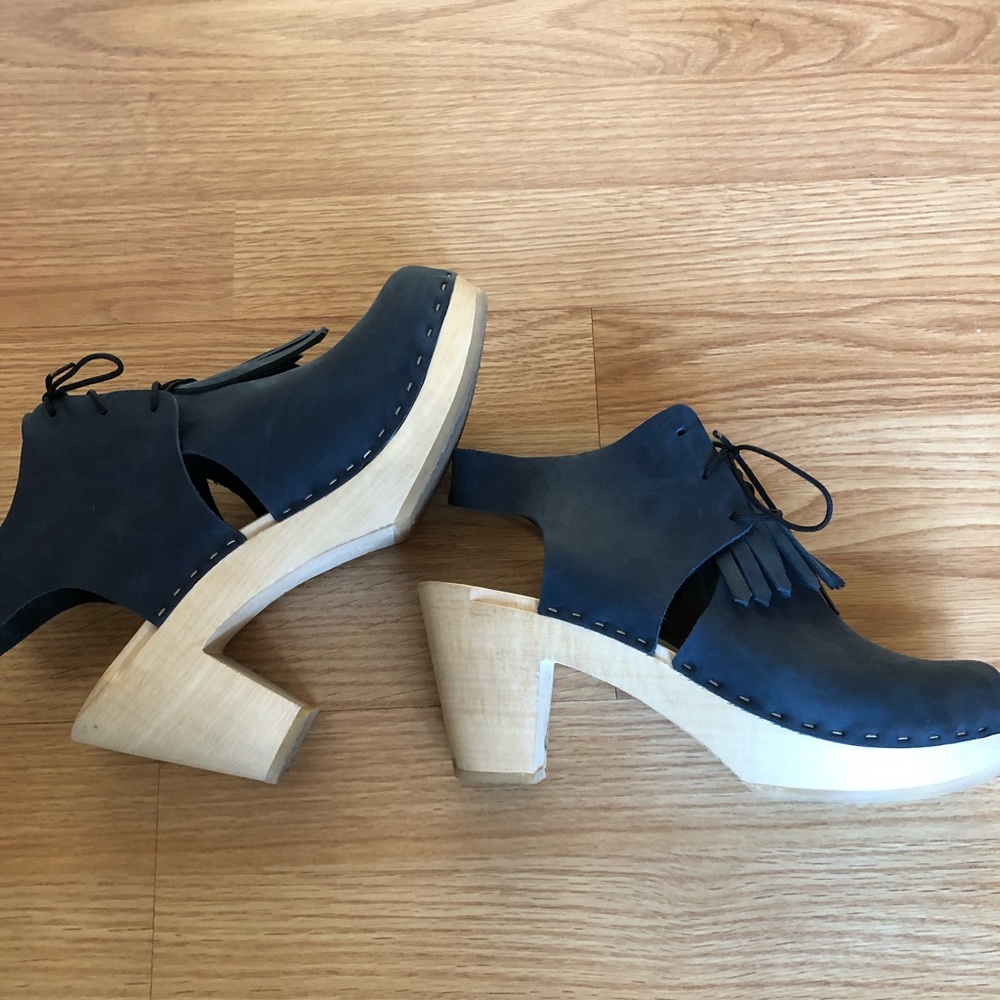 Bryr Sofie Closed Toes Clog with removable kilt